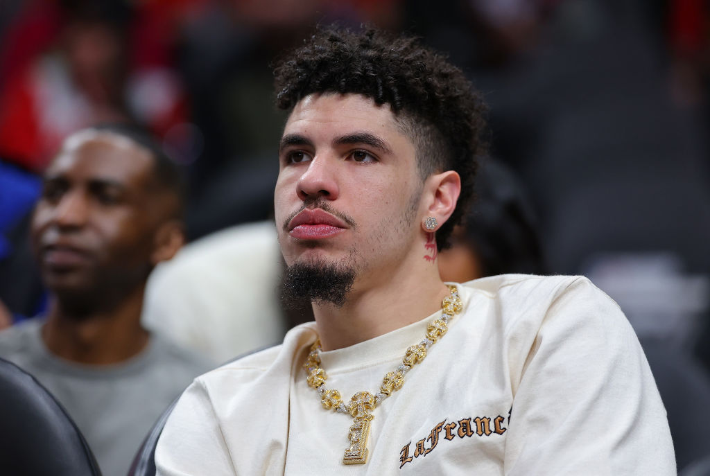 Videos Of LaMelo Ball Running Red Lights Go Viral After Lawsuit Claims NBA Star Drove Over Young Fan’s Foot trib.al/Zj7pvd6