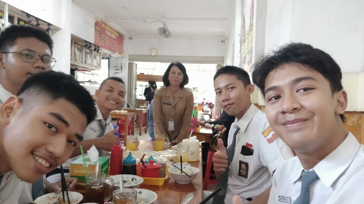 yyyaatt's tweet photo. closingan dengan pak min gang belakang https://t.co/ptX6OAsxd6