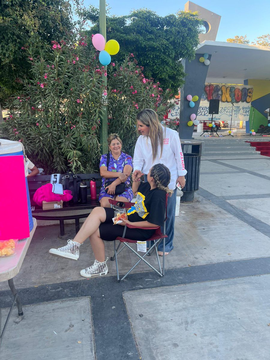 huatalupe's tweet photo. Nos dimos una vuelta por la Plaza de Huatabampo, saludando a toda la gente que está lista para el 02 de junio, votar por el cambio.
#Distrito07
#LupitaSoto
#CambioFirme https://t.co/1GHgtqiPnJ