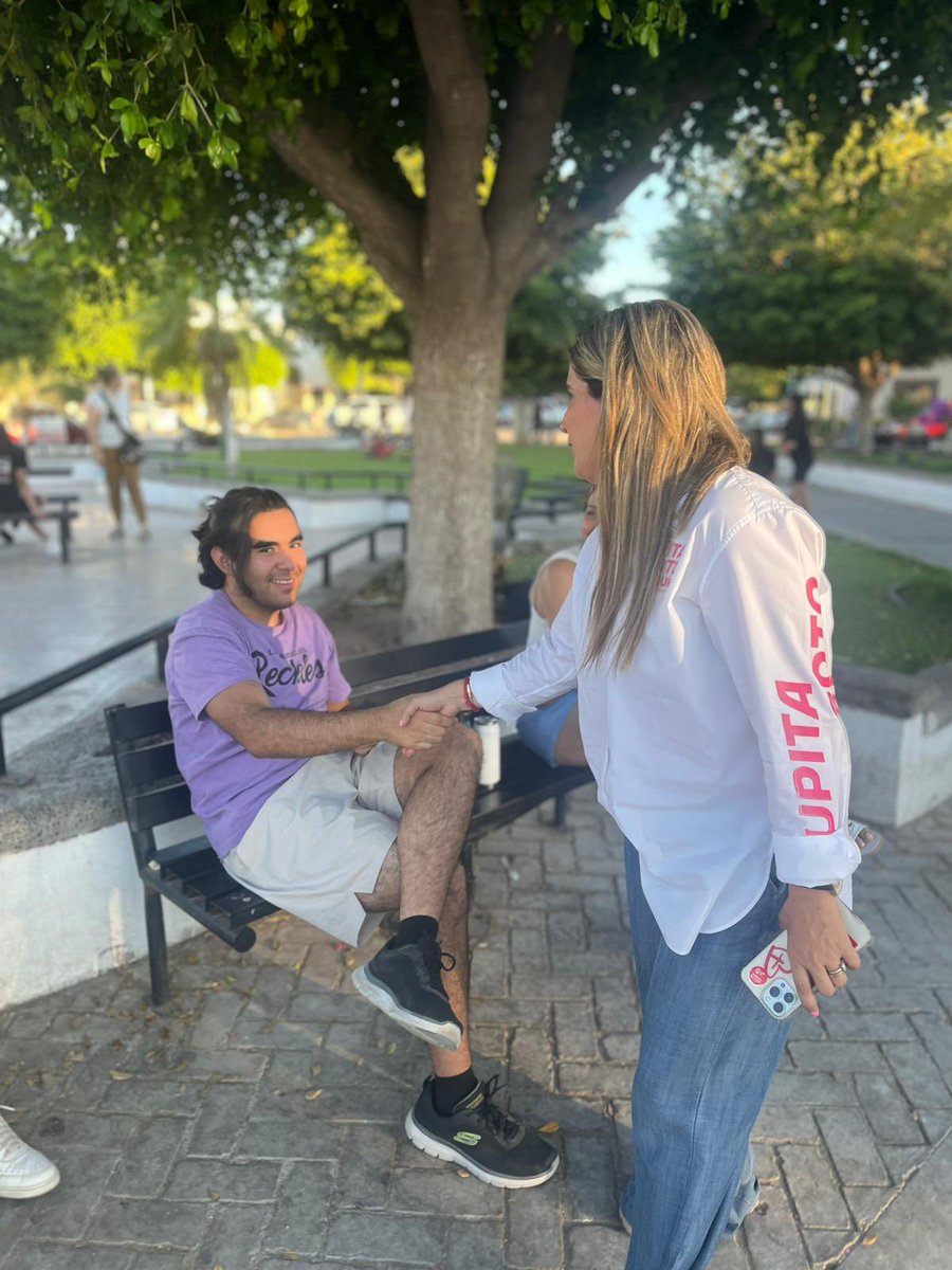 huatalupe's tweet photo. Nos dimos una vuelta por la Plaza de Huatabampo, saludando a toda la gente que está lista para el 02 de junio, votar por el cambio.
#Distrito07
#LupitaSoto
#CambioFirme https://t.co/1GHgtqiPnJ