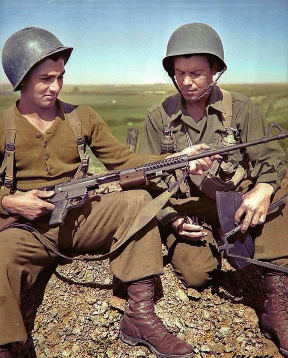Men of the 1st Special Service Force, the Devil’s Brigade, near Anzio with their Johnson light machine gun in early 1944. 🪖