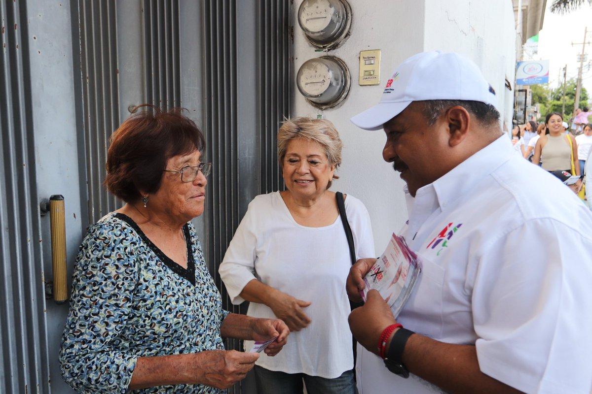 HeJuanrosash's tweet photo. Me dio mucho gusto saludar a mis amigas y amigos de la Colonia Reforma, escuchar para poder entender y conocer los retos que tiene Oaxaca de Juárez. 

#Te🩷Oaxaca #listosporelcambio #juanrosas #partidomujer #oaxaca #oaxacadejuarez #EscuchaCiudadana #CompromisoporOaxaca https://t.co/p8E54Mw2mM