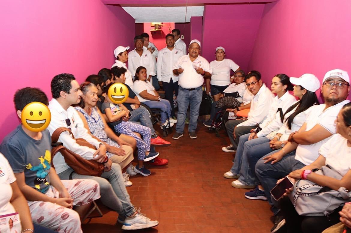 HeJuanrosash's tweet photo. Agradezco la invitación a la reunión vecinal con mis amigas y amigos de la Colonia Reforma para  dialogar sobre sus necesidades e inquietudes. Juntas y juntos podemos lograr el Oaxaca de Juárez que merecemos. 

#Te🩷Oaxaca #listosporelcambio #juanrosas #partidomujer #oaxaca https://t.co/dlgg2HiU2s