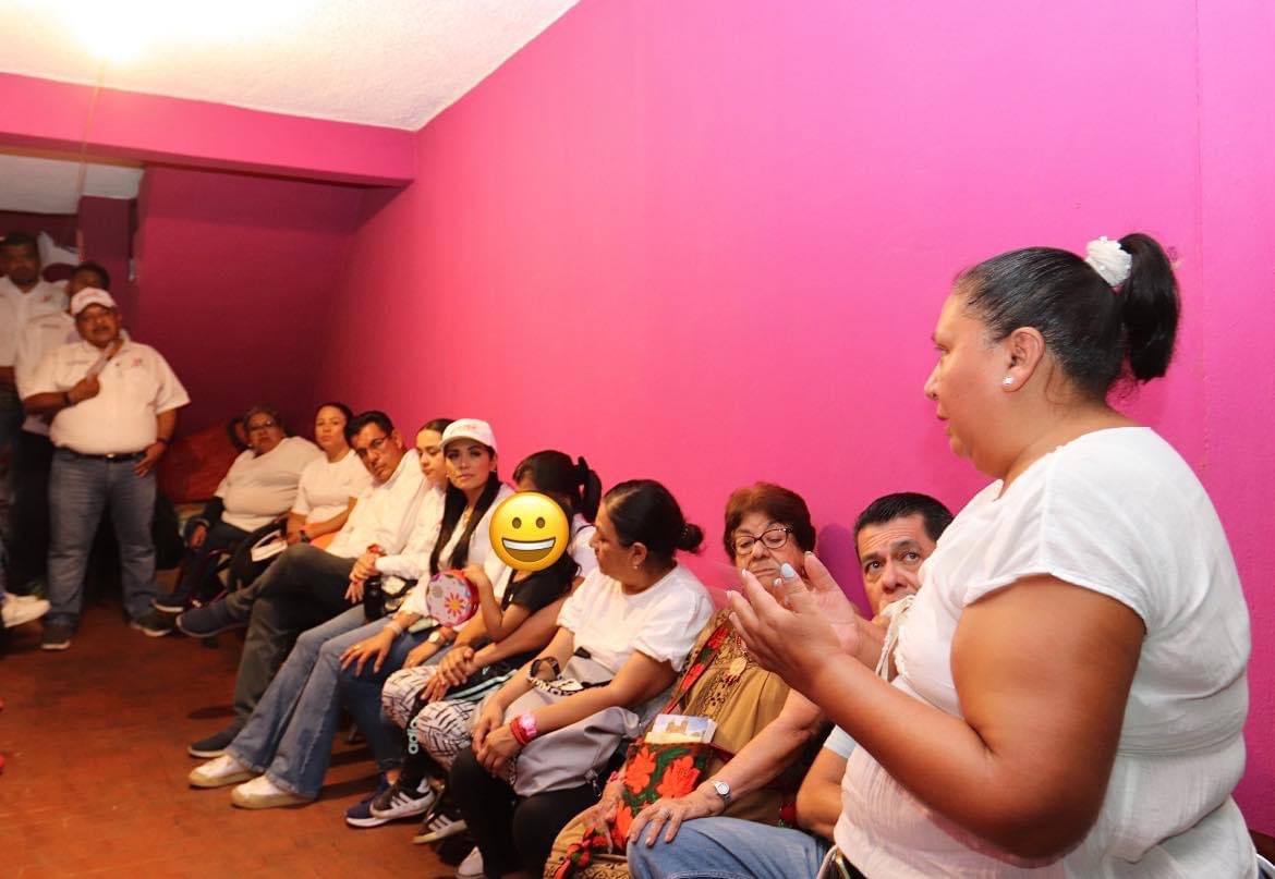 HeJuanrosash's tweet photo. Agradezco la invitación a la reunión vecinal con mis amigas y amigos de la Colonia Reforma para  dialogar sobre sus necesidades e inquietudes. Juntas y juntos podemos lograr el Oaxaca de Juárez que merecemos. 

#Te🩷Oaxaca #listosporelcambio #juanrosas #partidomujer #oaxaca https://t.co/dlgg2HiU2s