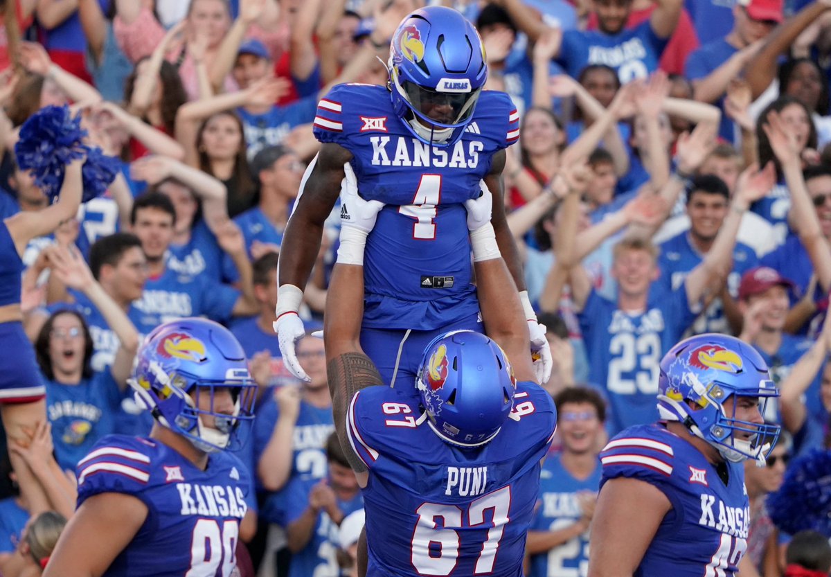 t_phillips11's tweet photo. Thanks to @KUCoachZ, I am blessed to announce I have received an offer from The University of Kansas!  Go Jayhawks💙❤️

@CoachTimGarcia @VenturaFootball @MathisGaius @CoachSimps https://t.co/yPJ0bDNCXr