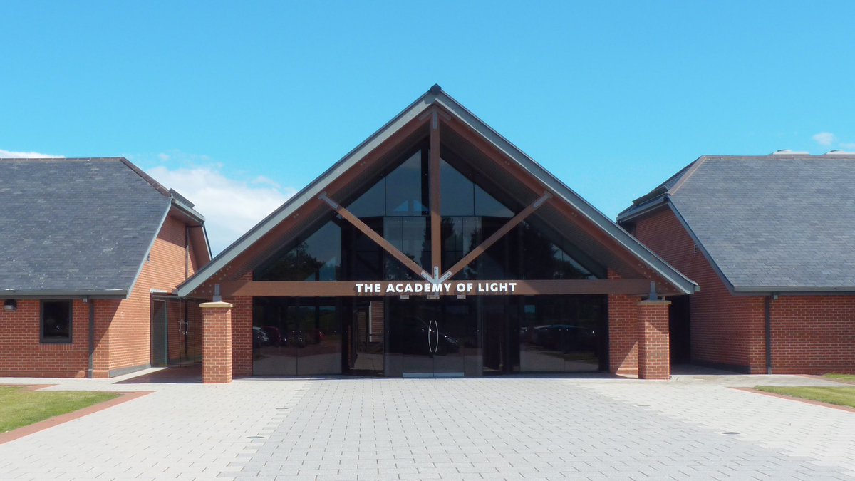 K_KC_'s tweet photo. After a rollercoaster ten years, I have decided to leave SAFC and today is my last day at the Academy of Light.
Best of all, I come away with a another best friend, and absolutely loads of life long friendships.
I wish everyone at SAFC nothing but the best. https://t.co/oSxoH17WhU