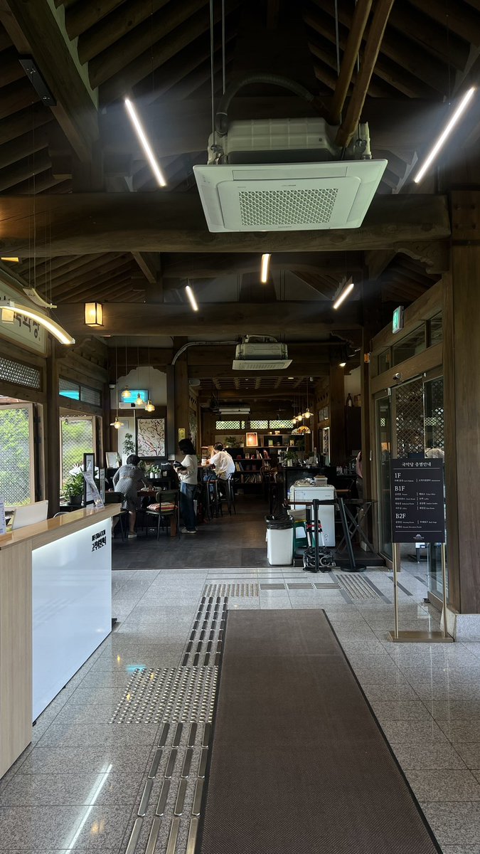 cafesooni's tweet photo. 𝘋𝘢𝘭𝘨𝘢𝘯𝘨 𝘤𝘢𝘧𝘦 - 𝘚𝘦𝘰𝘶𝘭 🌳☕️✨
คาเฟ่บ้านโบราณเกาหลี วิวหอคอยนัมซาน
บรรยากาศดีมาก อยู่ใจกลางเมืองเลย
ร้านอยู่ในสวน namsan gukakdang ค่ะ
มีบ้านฮันอกโบราณสวยๆให้ชม กับสวนให้เดินเล่นด้วยค่ะ ไปกันๆ ☺️ 
#รีวิวเกาหลี https://t.co/RlmrTJe8Le