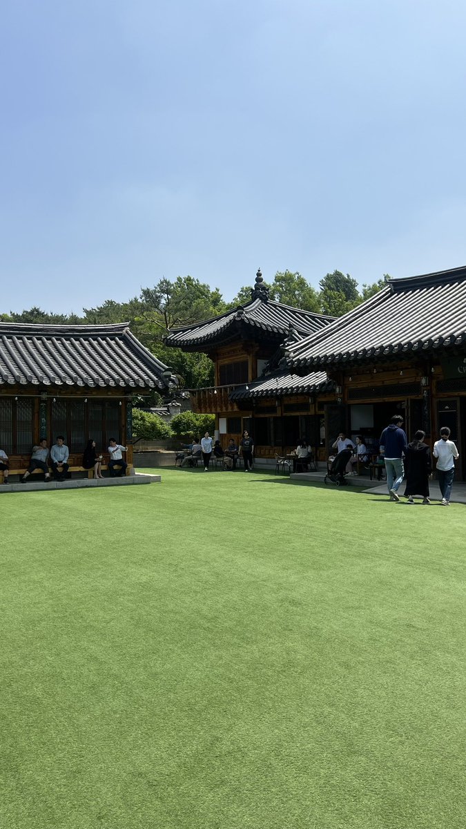 cafesooni's tweet photo. 𝘋𝘢𝘭𝘨𝘢𝘯𝘨 𝘤𝘢𝘧𝘦 - 𝘚𝘦𝘰𝘶𝘭 🌳☕️✨
คาเฟ่บ้านโบราณเกาหลี วิวหอคอยนัมซาน
บรรยากาศดีมาก อยู่ใจกลางเมืองเลย
ร้านอยู่ในสวน namsan gukakdang ค่ะ
มีบ้านฮันอกโบราณสวยๆให้ชม กับสวนให้เดินเล่นด้วยค่ะ ไปกันๆ ☺️ 
#รีวิวเกาหลี https://t.co/RlmrTJe8Le