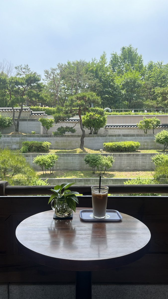cafesooni's tweet photo. 𝘋𝘢𝘭𝘨𝘢𝘯𝘨 𝘤𝘢𝘧𝘦 - 𝘚𝘦𝘰𝘶𝘭 🌳☕️✨
คาเฟ่บ้านโบราณเกาหลี วิวหอคอยนัมซาน
บรรยากาศดีมาก อยู่ใจกลางเมืองเลย
ร้านอยู่ในสวน namsan gukakdang ค่ะ
มีบ้านฮันอกโบราณสวยๆให้ชม กับสวนให้เดินเล่นด้วยค่ะ ไปกันๆ ☺️ 
#รีวิวเกาหลี https://t.co/RlmrTJe8Le