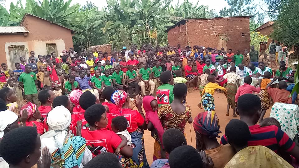 CnddFddButanyer's tweet photo. Umunyamabanga wa @CnddFdd  muri Komine #Kirundo arabandanya kugendera abagumyabanga mu mitumba yirabira aho umugambi  gutegura amatuta y'amavoka ugeze.
Kuri 22/5/2024 yari i #Gatorongero, #Gaturanda, #Karisha, #Kigina na #Muyumpu, aho bamaze guhumbika amavoka 14.700.
@R_Ndikuriyo https://t.co/P3q2ZdYbYs
