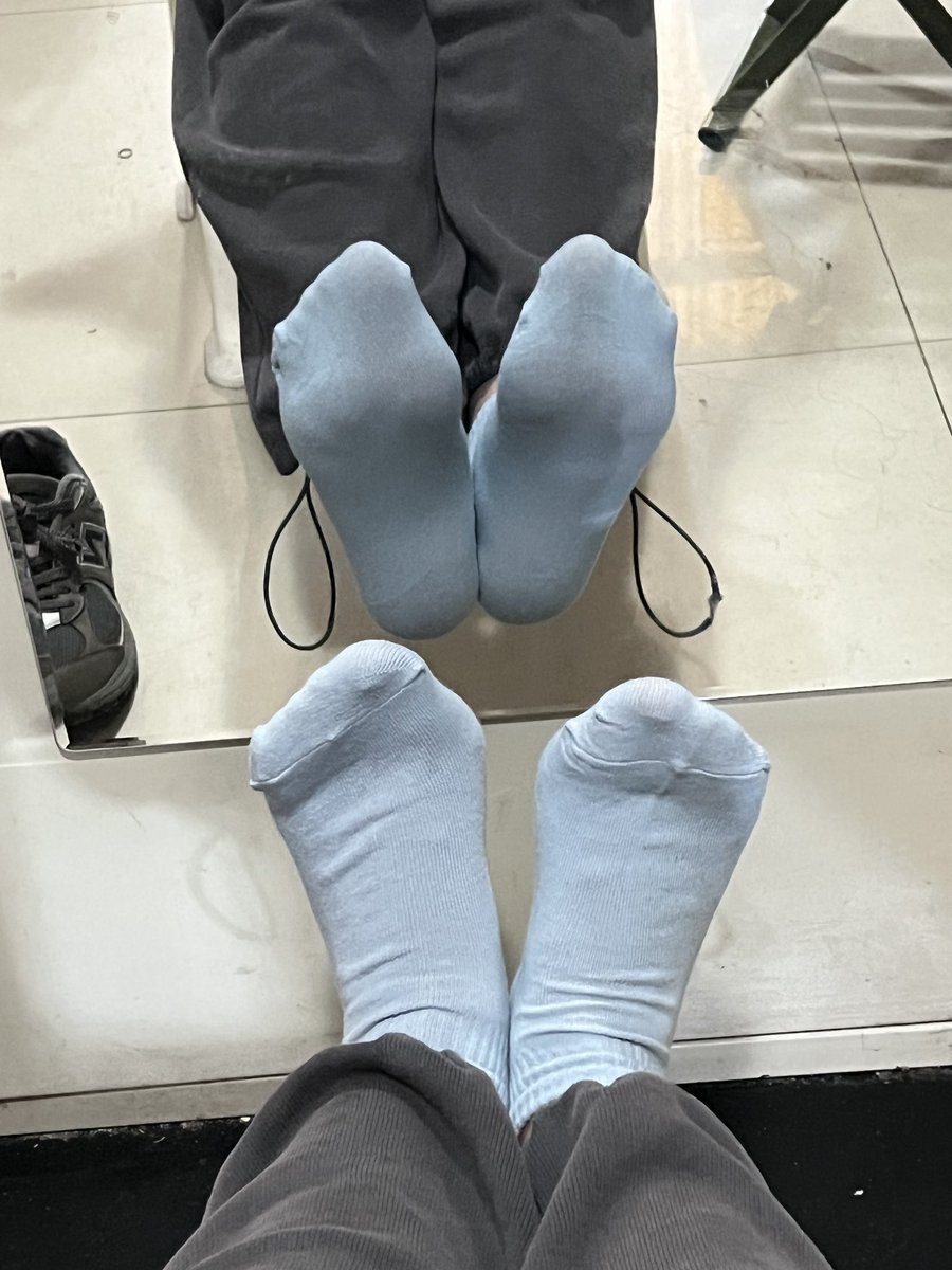 c74871's tweet photo. 🔥跑完步的袜子还带着热气！
☘️蓝色运动袜能否勾起你的性欲？
快用嘴巴给我脱下来，咬在嘴里，好好品尝~
👑上条推特抽奖还未结束，点赞这条推特中奖率提升哦，周天下午准时开奖！ https://t.co/lMDhzpfmGU
