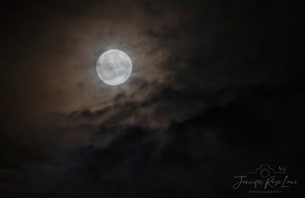 Jens_Starry_Sky's tweet image. A cloudy full moon out there tonight 🙂 #FullMoon #CloudyMoon #FullFlowerMoon #WV @ThePhotoHour