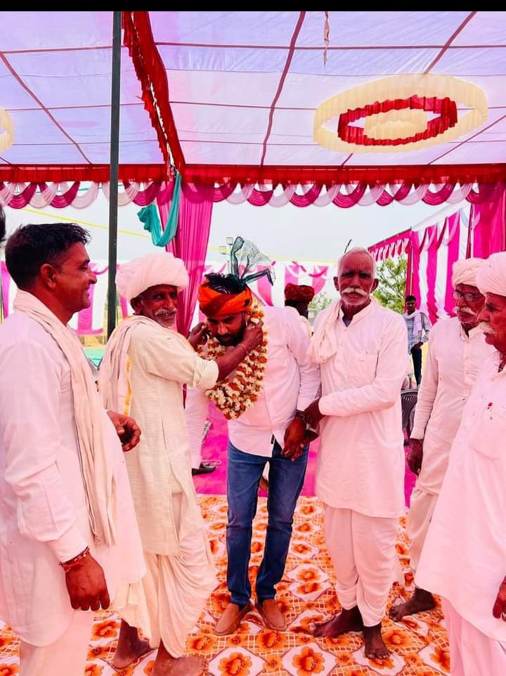 Hemrajrawat77's tweet photo. हर कीमती वस्तु को उठाने के लिए झुकना ही पड़ता हैं,

बड़ो का आशीर्वाद भी इनमें से एक हैं..!
#Rk_group_Shahpura
#Neta_ji_Rohitash_Gurjar https://t.co/TrQTSPfn12