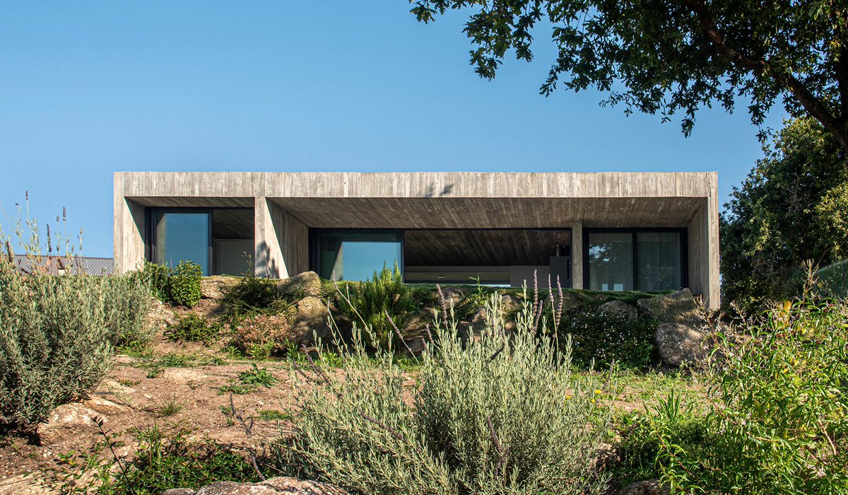 arquitect_viva's tweet photo. Casa Tuia en Bueu (Pontevedra)
Castroferro Arquitectos
https://t.co/9lclypQKJ7
La casa con vistas sobre la ría de Pontevedra, es el lugar elegido por el cliente para construir su lugar de retiro.
Protegiendo de los fuertes vientos, los muros de hormigón definen la construcción compacta, convertidos en las fachadas laterales y en las divisiones interiores de los tres espacios requeridos: una habitación, una sala de estar y un pequeño despacho para poder escribir disfrutando del mar.
Una pequeña pendiente a un agua de la cubierta, inapreciable desde el exterior pero sí desde el interior, genera un porche de entrada.