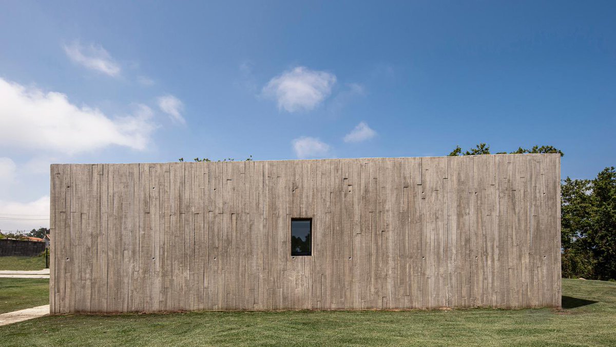 arquitect_viva's tweet photo. Casa Tuia en Bueu (Pontevedra)
Castroferro Arquitectos
https://t.co/9lclypQKJ7
La casa con vistas sobre la ría de Pontevedra, es el lugar elegido por el cliente para construir su lugar de retiro.
Protegiendo de los fuertes vientos, los muros de hormigón definen la construcción compacta, convertidos en las fachadas laterales y en las divisiones interiores de los tres espacios requeridos: una habitación, una sala de estar y un pequeño despacho para poder escribir disfrutando del mar.
Una pequeña pendiente a un agua de la cubierta, inapreciable desde el exterior pero sí desde el interior, genera un porche de entrada.