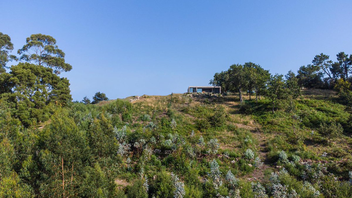 arquitect_viva's tweet photo. Casa Tuia en Bueu (Pontevedra)
Castroferro Arquitectos
https://t.co/9lclypQKJ7
La casa con vistas sobre la ría de Pontevedra, es el lugar elegido por el cliente para construir su lugar de retiro.
Protegiendo de los fuertes vientos, los muros de hormigón definen la construcción compacta, convertidos en las fachadas laterales y en las divisiones interiores de los tres espacios requeridos: una habitación, una sala de estar y un pequeño despacho para poder escribir disfrutando del mar.
Una pequeña pendiente a un agua de la cubierta, inapreciable desde el exterior pero sí desde el interior, genera un porche de entrada.
