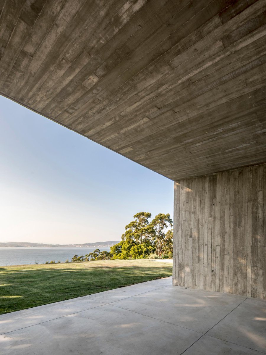Casa Tuia en Bueu (Pontevedra)
Castroferro Arquitectos
arquitecturaviva.com/obras/casa-en-…
La casa con vistas sobre la ría de Pontevedra, es el lugar elegido por el cliente para construir su lugar de retiro.
Protegiendo de los fuertes vientos, los muros de hormigón definen la construcción