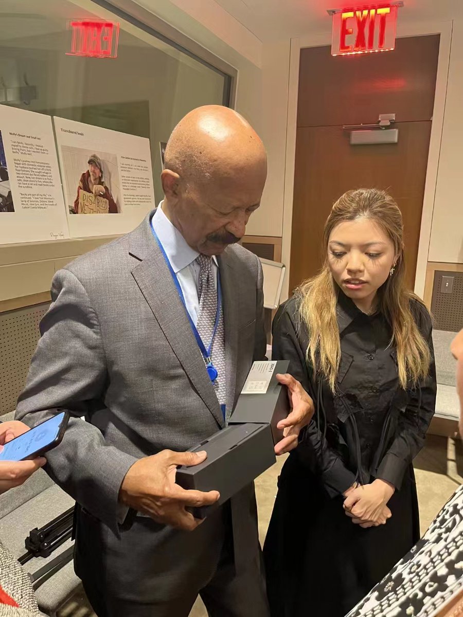 Xiaoirobot's tweet photo. On May 21st, Xiao-I was invited by @UNESCO to 80th anniversary of @UN in #NYC, showcasing our #AI plus #CSR achievement: “The Sounds of the World,” a product to help the hearing-impaired experience world. Committed to #altruism, we continues to leverage AI to benefit more people. https://t.co/GShoXfarG6