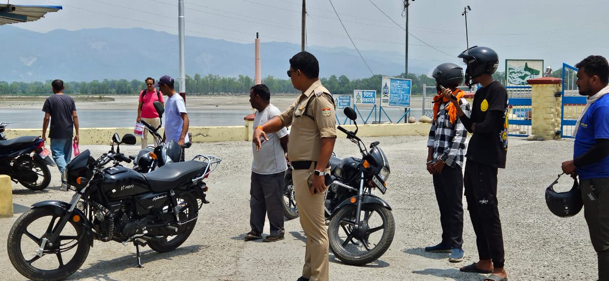 उ0नि0श्री ललित पाण्डेय, चौकी प्रभारी शारदा बैराज बनबसा द्वारा भारत नेपाल सीमा पर प्राइवेट मोटरसाइकिल में सवारी ढोने वाले 07 मोटरसाइकिलो को किया गया सीज। #Champawatpolice #UttarakhandPolice