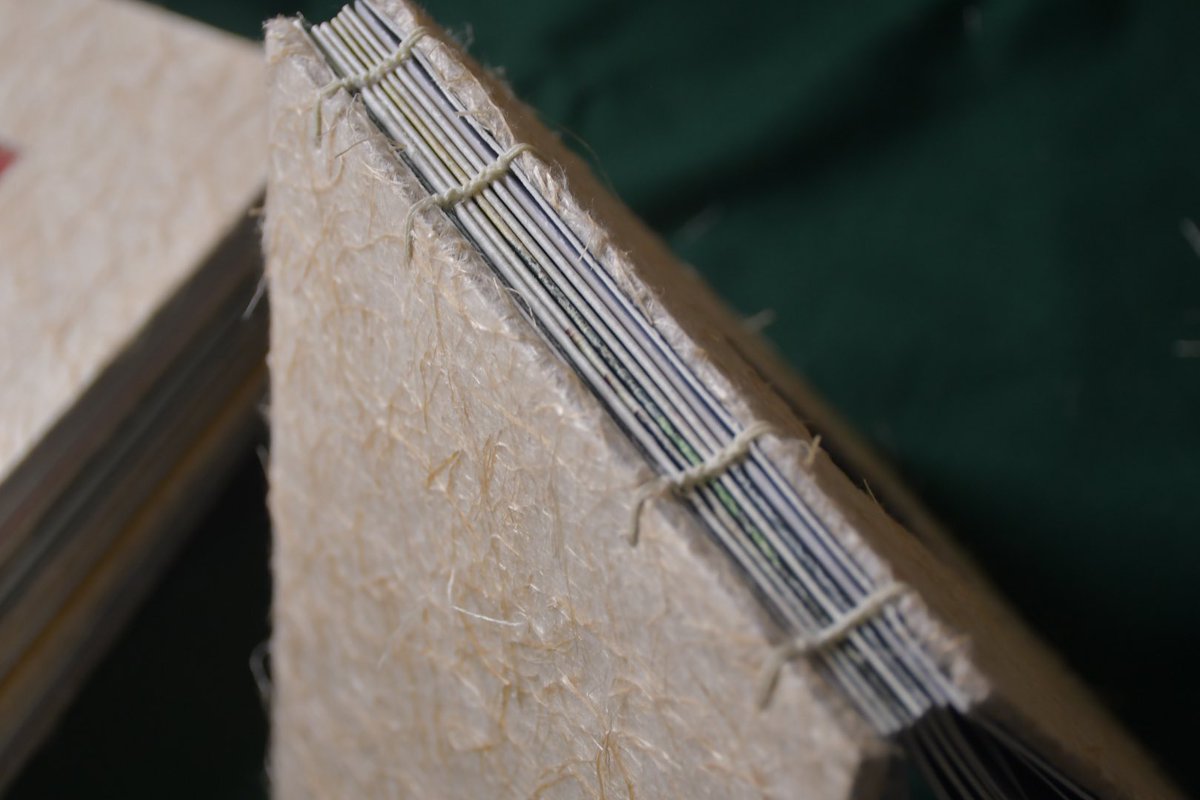 客製化底片作品集，夾雜大量描圖紙營造氛圍，學生的畢業作品，相當有意思！

#作品集 #写真集 #ネガフィルム #描圖紙 #カスタマイズされた