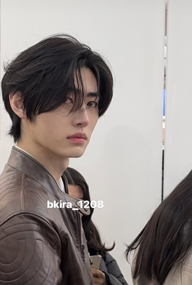 hoonsbbyy's tweet photo. a thread of how breathtaking is sunghoon in real life : https://t.co/abEJ6aTDqR