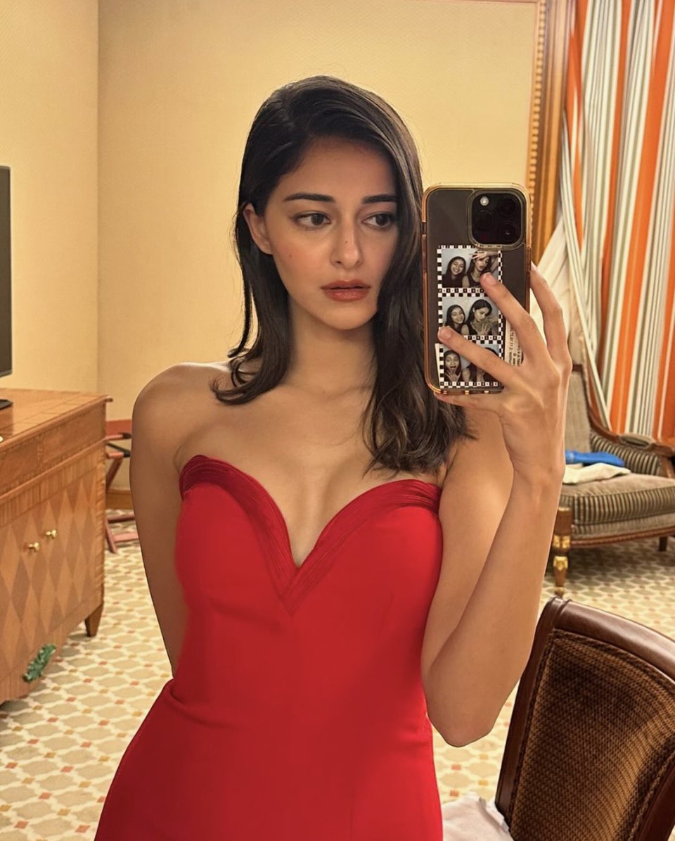 Gorgeous, gorgeous woman! #AnanyaPanday dazzles in this mirror-fie ❤️