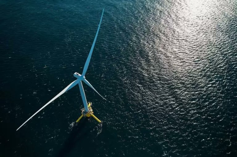 #Rinnovabili, l’#eolico #offshore galleggiante è una delle tecnologie più sfidanti in #Europa. Può sfruttare le aree marine profonde e lontane dalle coste per intercettare venti di maggiore forze e continuità. Con minori impatti ambientali vaielettrico.it/eolico-gallegg…