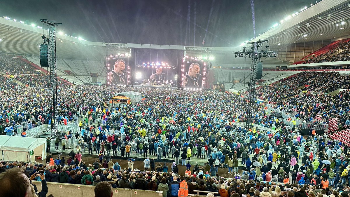 CMH1967's tweet photo. Bruce Springsteen &amp; The E Street Band take a bow that was one hell of a show last night. So many highlights , Racing In The Street was a musical masterclsss 👏👏. 
#SpringsteenSunderland https://t.co/QVfCZUxNbQ