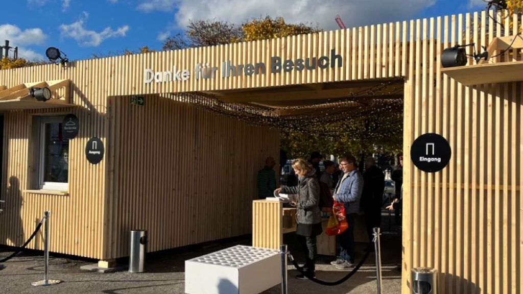 dominoclamps's tweet image. 📢 Customer Image 📸⠀

These Domino Clamps were used to attach timber cladding and a roof between two shipping containers. 

Our customer created an event entrance point and incorporated the office and toilets on either side  💪🏻

#dominoclamps #shippingcontainers #eventsprofs