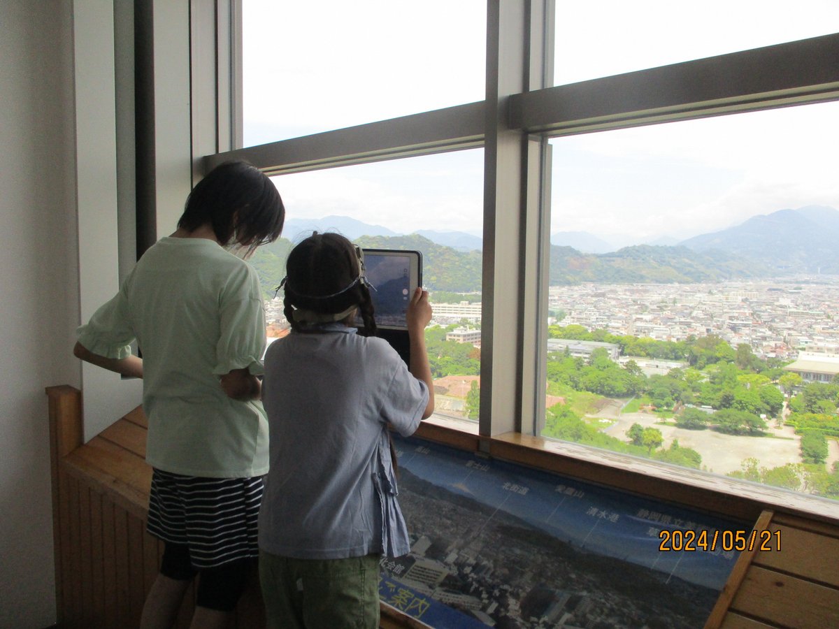 #静岡聴覚特別支援学校 小学部３・４年生の児童が、5月21日に静岡県庁を見学しました！
事前に警察の仕事を学習し、エスピー広場で実際に警察の仕事を体験したり、疑問を質問したりしました。
また、県庁展望ロビーから静岡市を眺め、自分の学校を探しました☀️