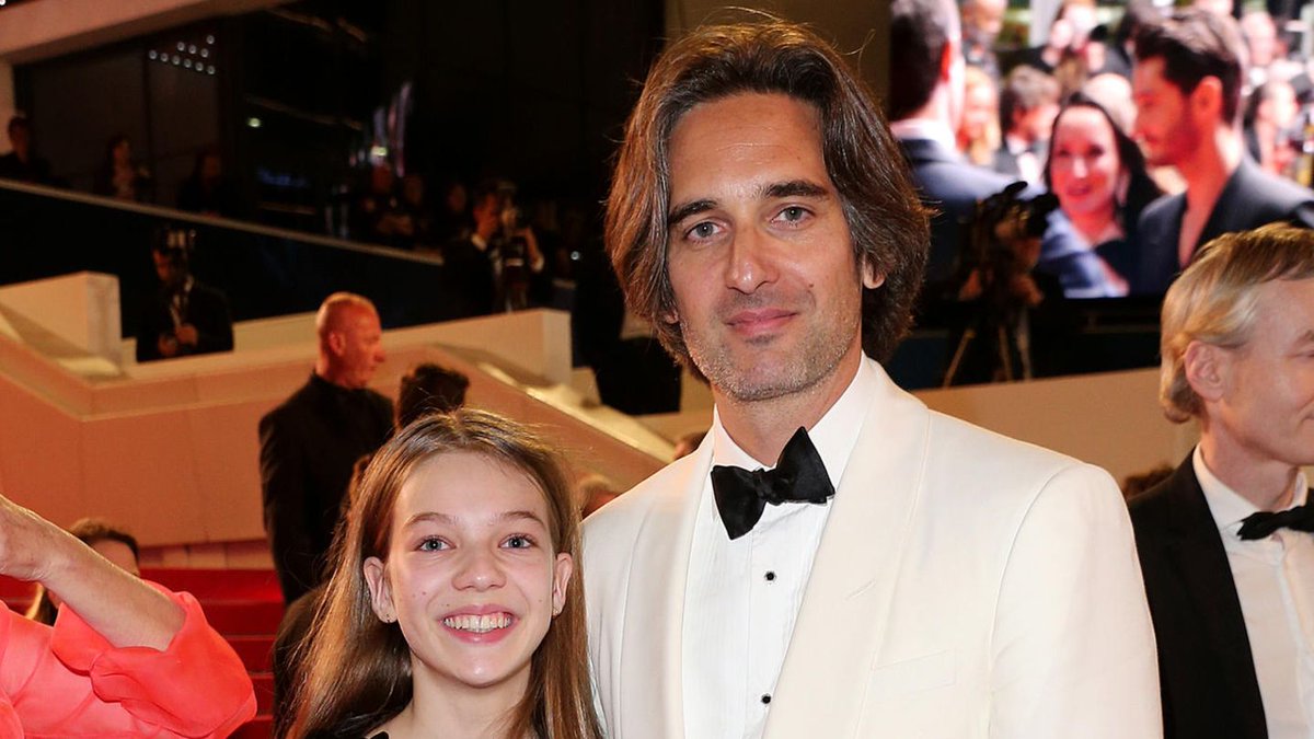 Dimitri Rassam wird in Cannes für seinen neuen Film gefeiert, während Ehefrau Charlotte Casiraghi mit Abwesenheit glänzt. Unterstützung bekommt der Regisseur dafür von seinen Eltern – und seiner Tochter Darya. gala.de/royals/monaco/…