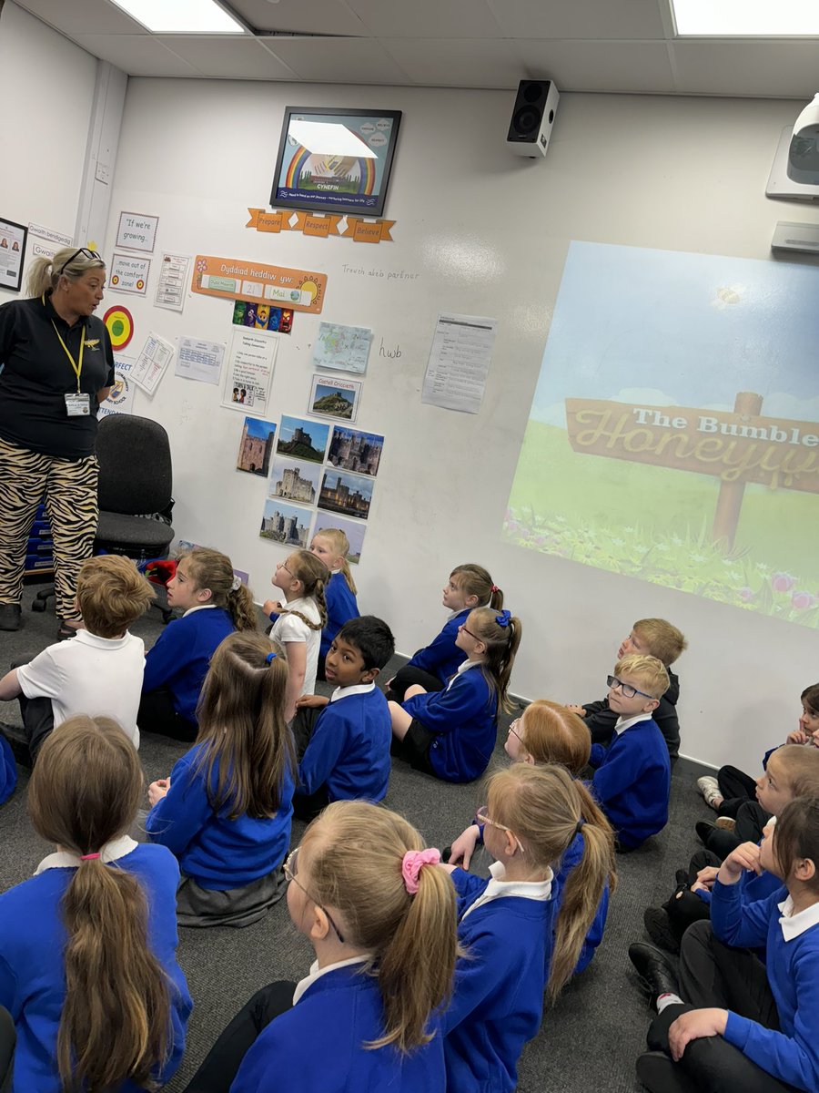 We have @2BEnterprising and @PrincipalityBS visiting Year 2 today. They are working with us on how to be a good friend.  #enterprisingcreativecontributors #TeamGwenfro #Collaboration @WG_Education