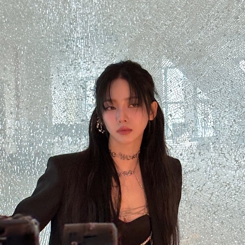 mugstz's tweet image. มองเผินๆ อร๊ายยยพี่น่ากับแทททูที่คอ มองอีกทีอ่อสร้อยจร้าสร้อย