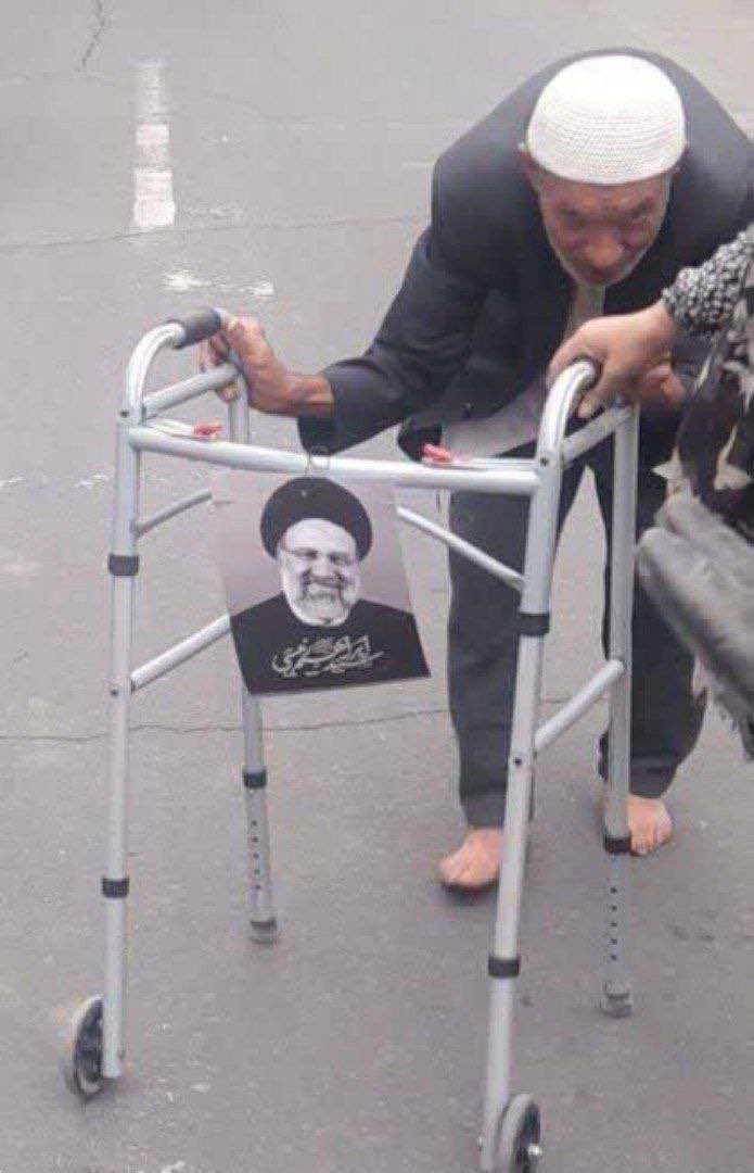 این مادرقحبه‌های فسیل چرا سر پیری هم دست از ریاکاری بر نمیدارن؟! تو عکسی که از جلو گرفته کفش‌هاش رو درآورده که بگه با پای پیاده اومدم بعد تو یه عکس ناخودآگاه کفش پاشه🤦‍♂️ بمیرید دیگه کسکشا! #IranIsHappy #Helikotlet