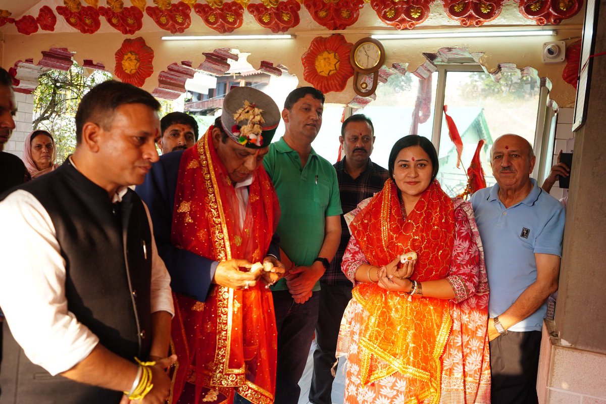 सोलन में ऐलान विधायक और स्वास्थ्य मंत्री श्री धनिराम शांडिल जी के साथ शूलिनी माता जी के मंदिर दर्शन के आशीर्वाद प्राप्त किया । #himachal #solan #Ghaziabad