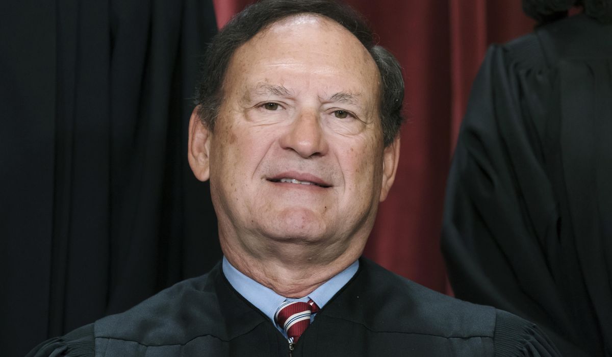 Critics accuse Justice Alito of flying flag aligned with Jan. 6 at vacation home trib.al/lTNI6Vb