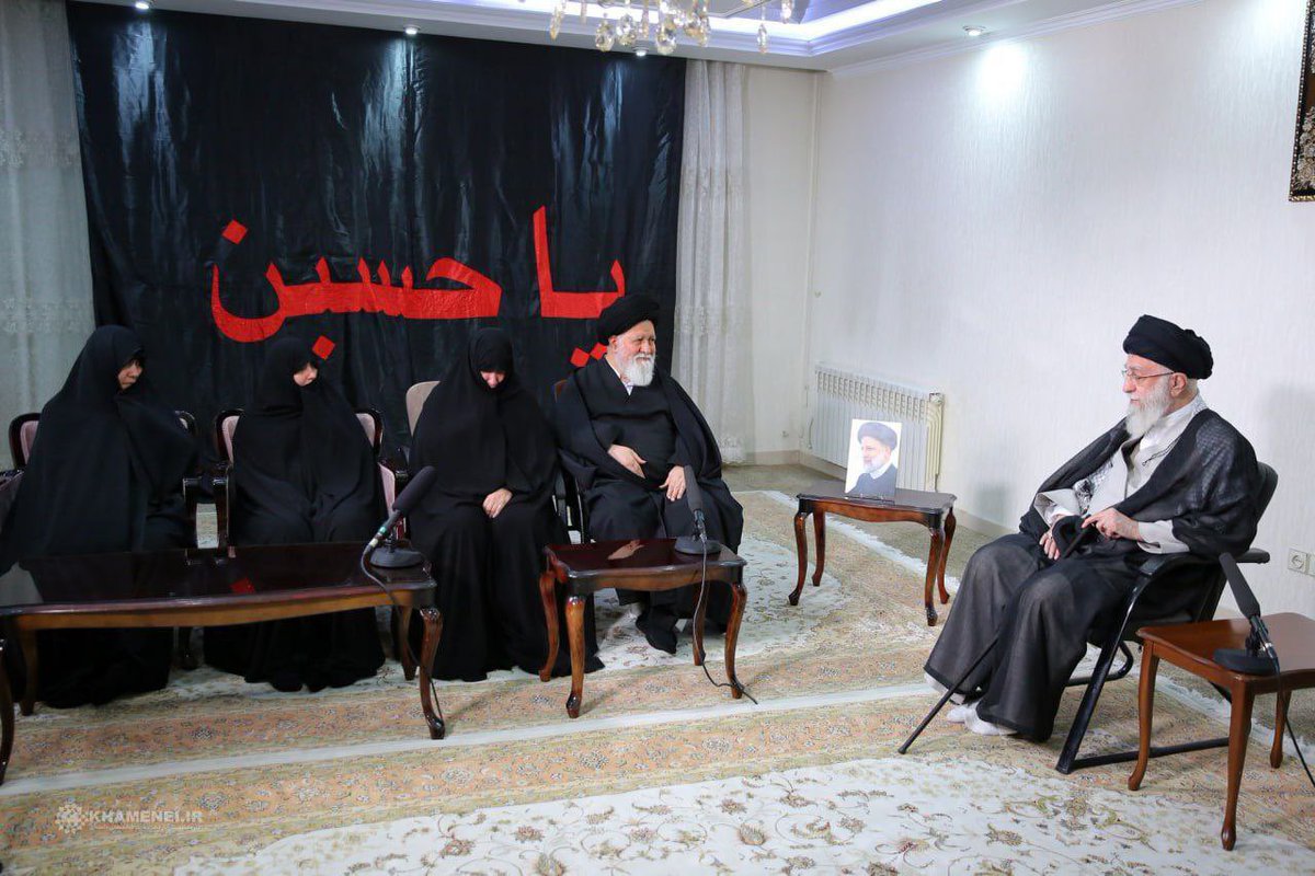 #Iran 🧵 1/ Last night, after a busy day of performing Jinaza prayer and accepting heads of governments who offered their condolences to Iran’s leader; Ayatollah Khamenei paid a visit to late Raisi’s family. Raisi’s in-law, Duke of Mashhad, Ayatollah Alamolhoda was present, too.