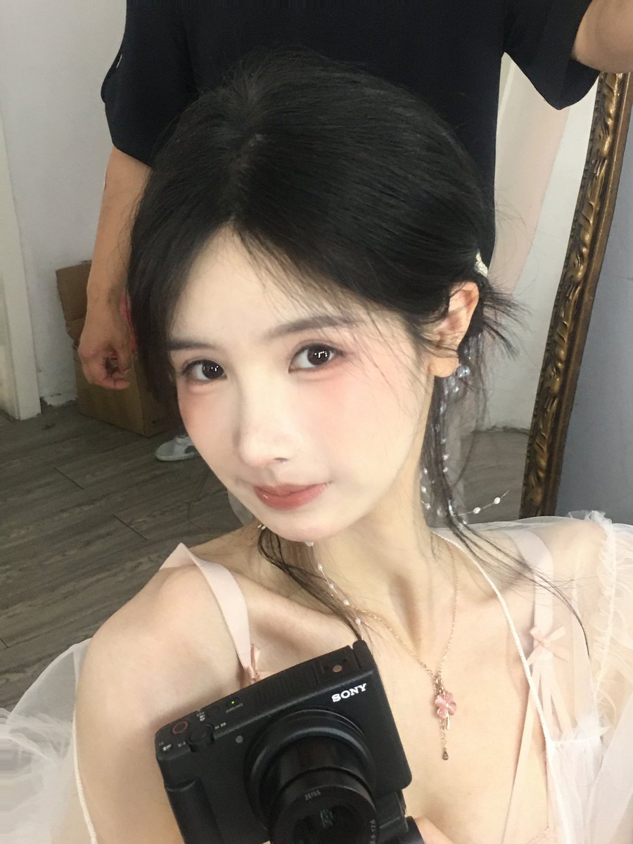 化妆师小姐姐给我的随拍～ https://t.co/YsKsQdu7KP