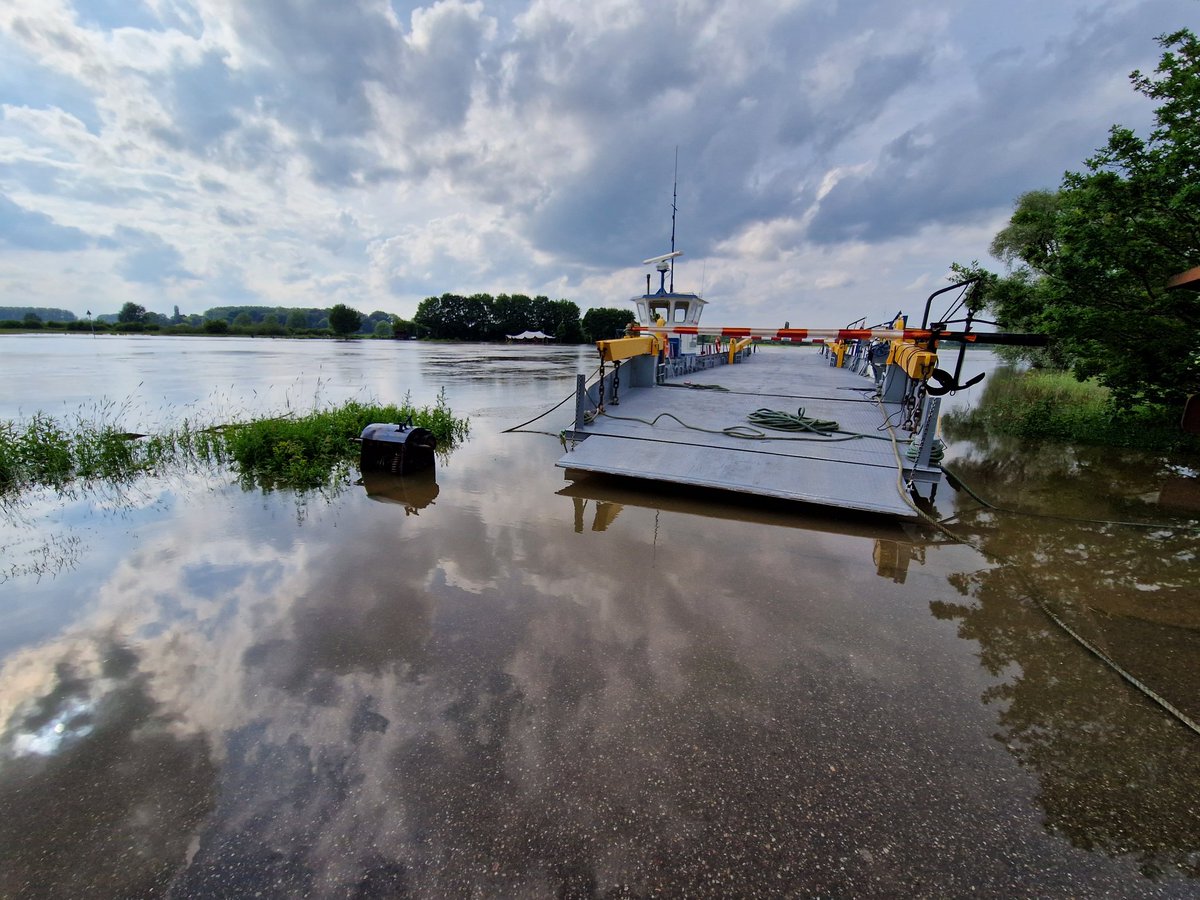 marcomout's tweet photo. Wij staan hier aan de oever van één machtige rivier, de ene oever is daarginds en deze hier is hier.
De oever waar wij niet zijn, noemen wij de overkant, maar daar komen wij echt niet aangeland.

#hoogwater
#IJssel 
#DrsP https://t.co/27cNf6QXLo