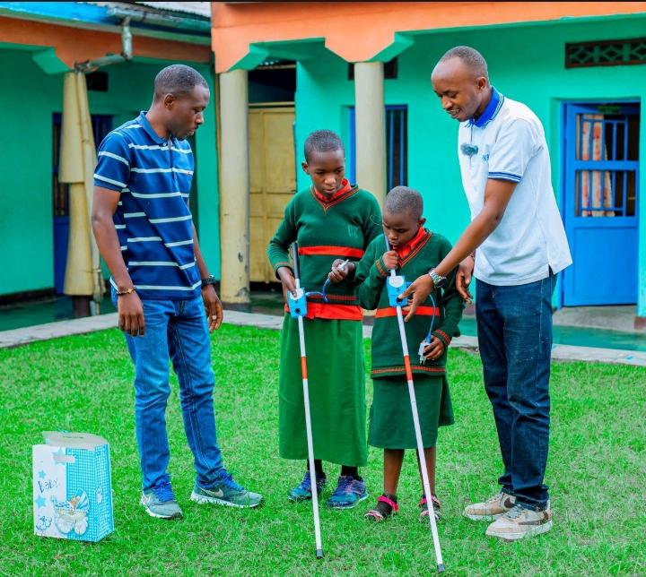 @Biziyare2Adrien donates the digital walking sticks that detect an obstacle in approximately distance with Artificial intelligence technology to Rwandan visually impaired students from low income families. @giz_rwanda @RSSB_Rwanda @SegalFoundation @RwandaICT @RUBRwanda