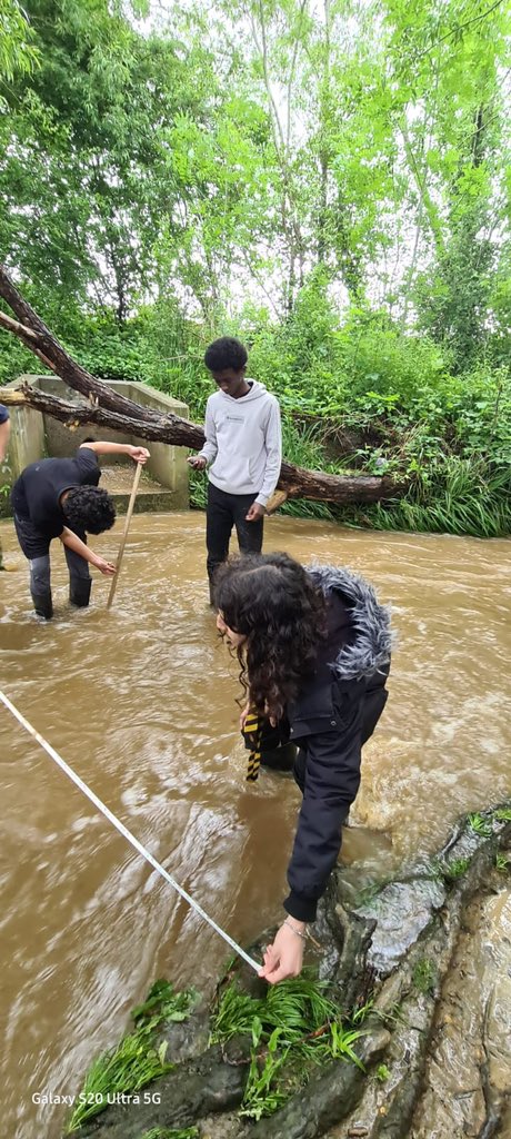 Y10 GCSE Geography field work for rivers in Epping Forest. Great day. @FieldStudiesC @ncltrust @NewhamLondon @EppingForestHT