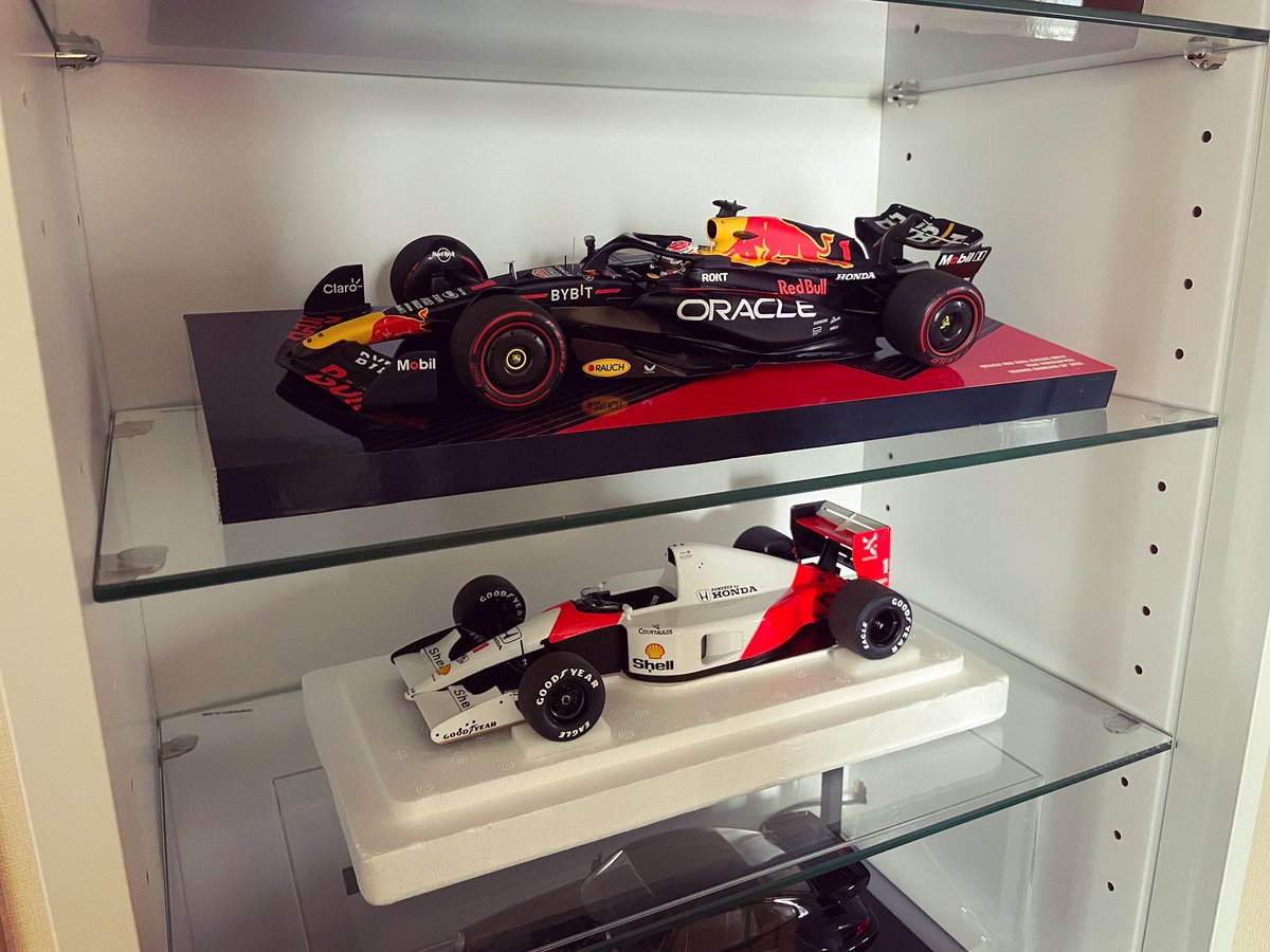 diecastfighter's tweet photo. これ同じ1/18スケールだよね?こんなに小ちゃかったっけ?#autoart #mp46 https://t.co/aJOwHPP3Ka