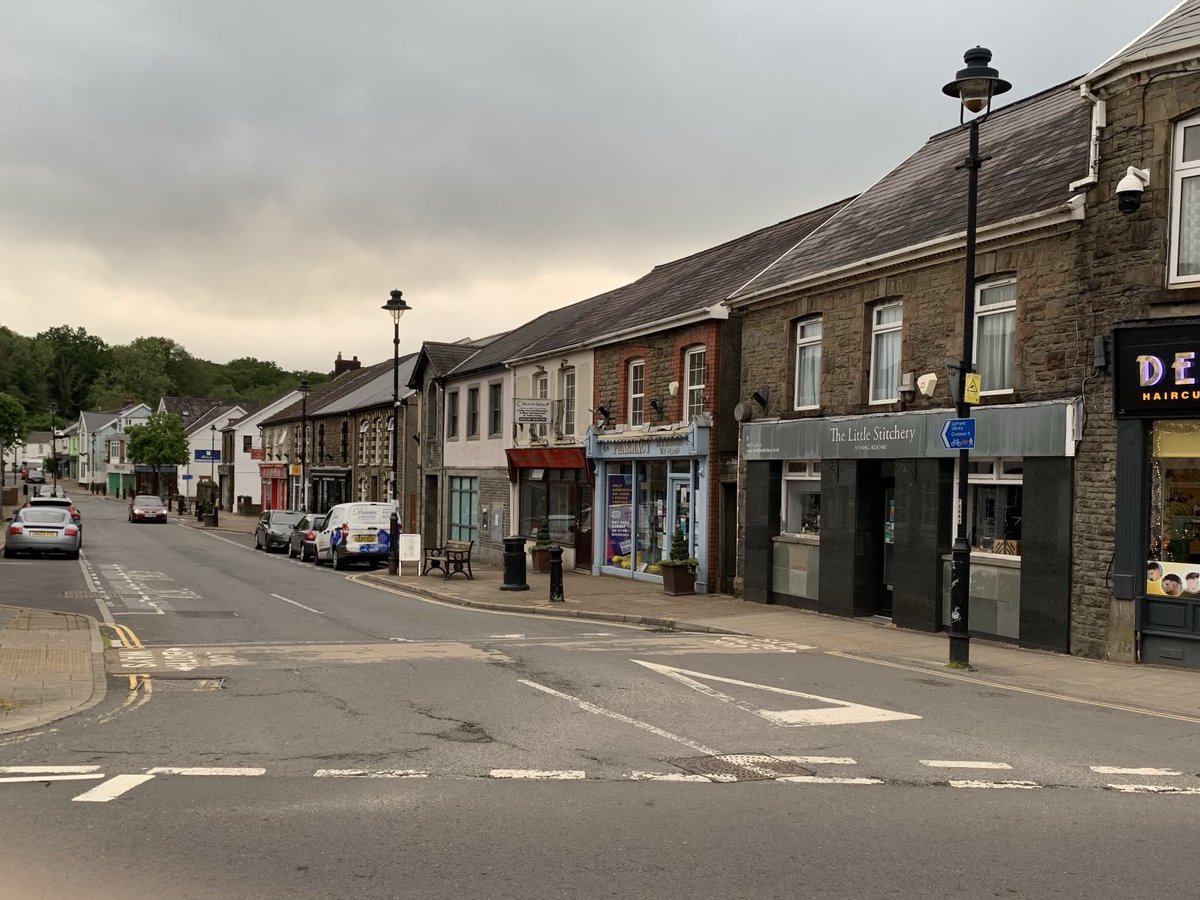 Bore da o Ystradgynlais. Tre ym mhen ucha Cwm Tawe sy yn rhan o etholaeth newydd Brycheiniog, Maesyfed a ChwmTawe. Wrth i’r pleidiau rasio i baratoi eu manifestos cyn yr etholiad, be ma pobol fan hyn am eu clywed yn trafod? #DrosFrecwast ⁦@BBCRadioCymru⁩