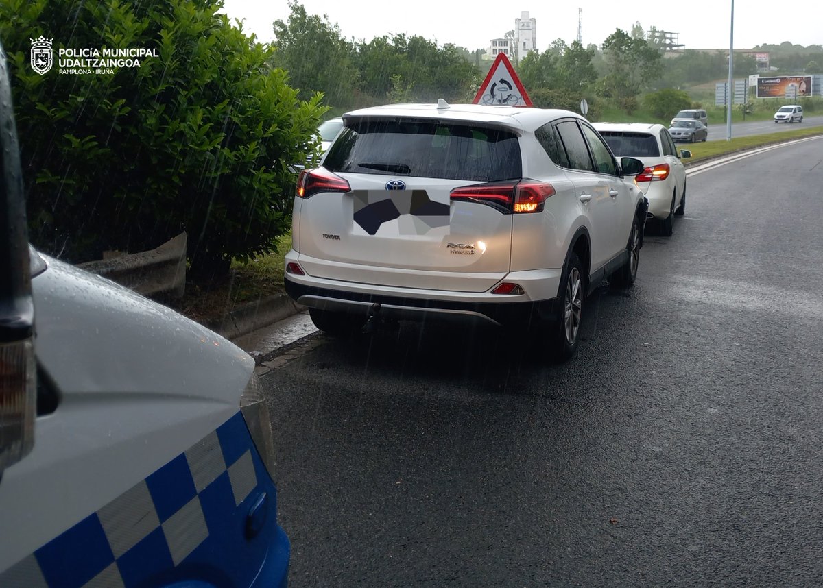 Durante la jornada de ayer se atendieron 9 accidentes de tráfico con dos heridos leves y un accidente laboral, también con un herido leve. Dos conductoras deberán acudir al juzgado: 📌Una por arrojar 0,66 en alcohol tras accidente 📌Otra por conducir con perdida de vigencia