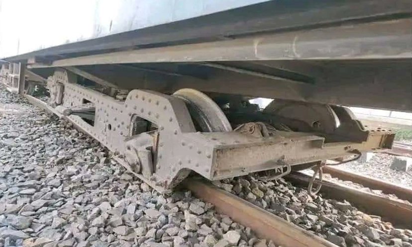 তুরাগে তিন ঘণ্টা পর পৌঁছল উদ্ধারকারী ট্রেন, চলাচলে ধীর গতি