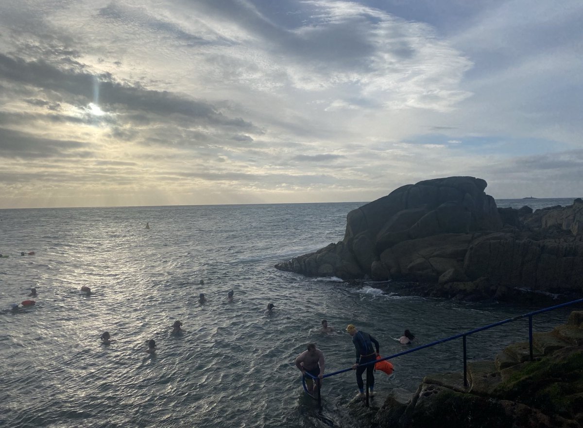 6.45am 23rd May 2024 #Fortyfoot💙 A breezy bracer this morning! #Reset🙌🏊🏻‍♀️💕