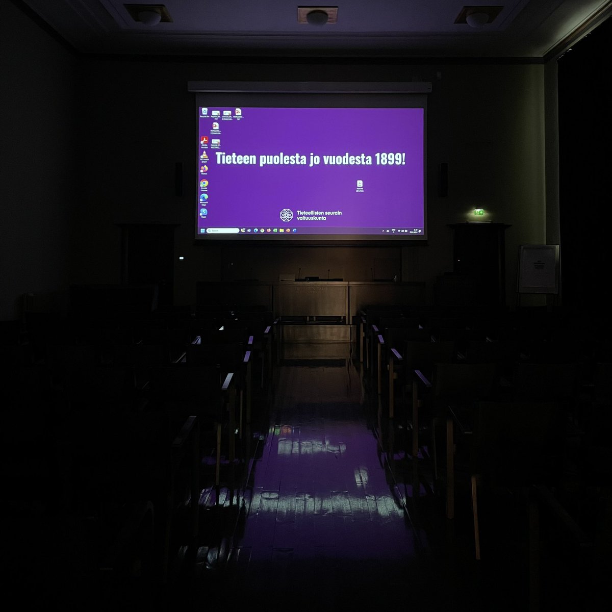 Kohta sytytetään valoja saliin ja mieliin! Kaupunkitutkimuksen päivät alkavat tänään. Toivottavasti nähdään päivillä! #ktp2024 kaupunkitutkimuksenpaivat.net