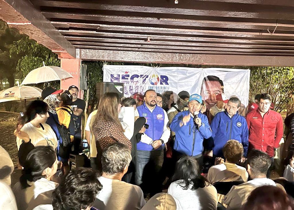 ricardorubiot's tweet photo. No saben lo satisfactorio que es ver el interés que tienen las y los vecinos de Colonia Campestre Coyoacán, por conocer las propuestas para mejorar el #Distrito30, ni los apagones, ni la lluvia, lograron que esta reunión se terminará. ¡Se ve que estamos listos para este 2 de junio salir a votar por el cambio! #ElCambioViene #HazElCambio #VotaSOLOPAN
