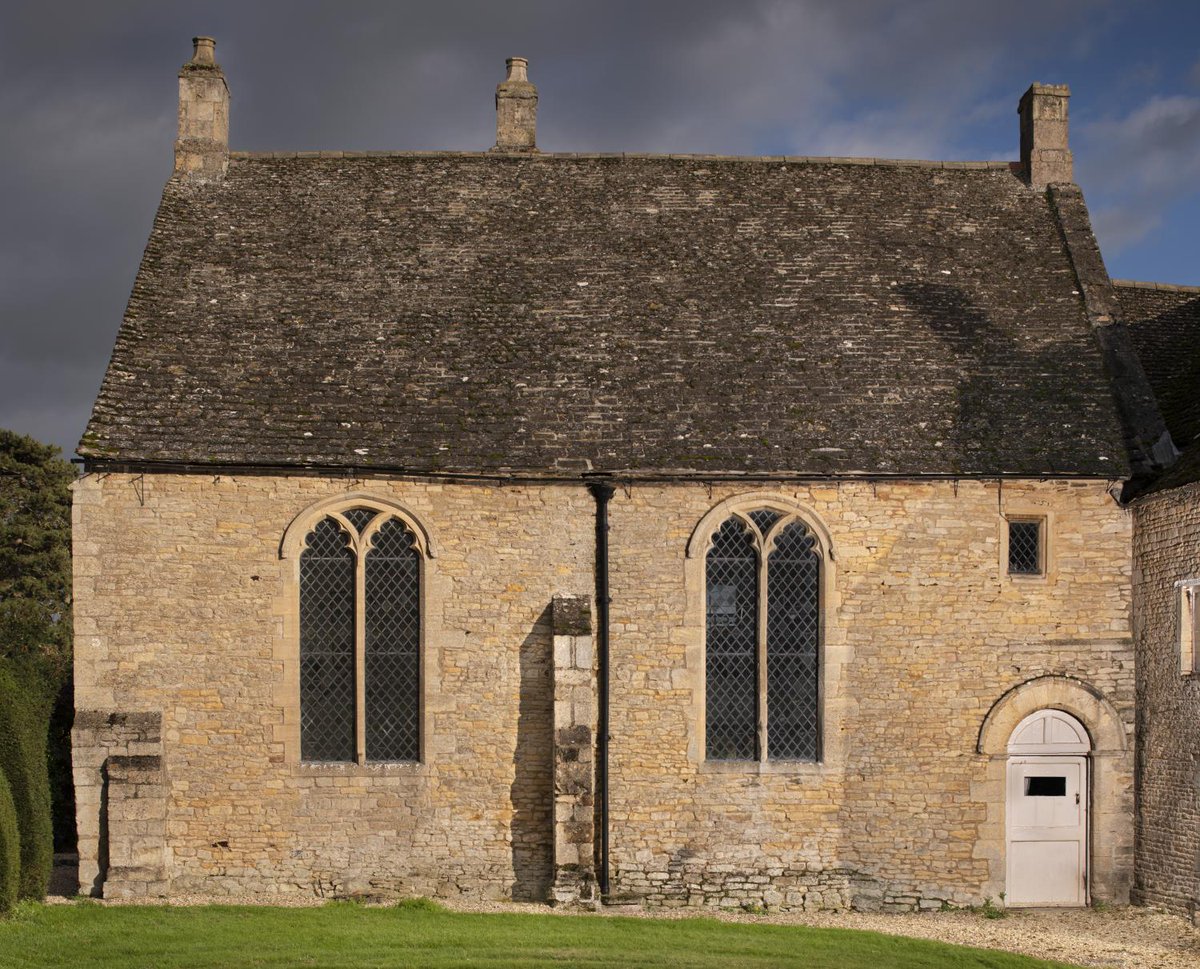 Prebendal Manor in Nassington, Northamptonshire, was built around 1200 on the site of an 11th-century timber Anglo-Saxon hall. The earlier hall was reconstructed in stone around 1200. Find out more ➡️ bit.ly/OldestHouseEng…