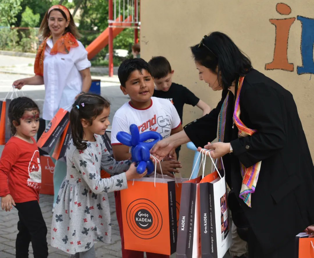 KOÜ Genç KADEM olarak Gebze Ovacık İlkokulu'na ziyaret gerçekleştirdik. <a href="/kocaelikadem/">kocaeli@kadem.org.tr</a> organizatörlüğünde velilere yönelik yaptığımız eğitim sırasında çocuklar ile saha çalışması gerçekleştirdik. Farklı oyun ve eğlenceleri bir arada çocuklara hediyeler dağıtarak günü sonlandırdık.